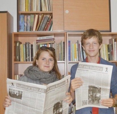 Ž. Mitkaus ir O. Labžentytės rankose – pirmasis laikraščio „Aš esu kultūra“ numeris.