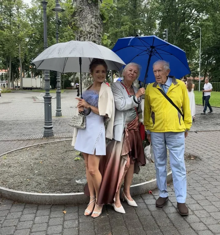 Gabrielle Mestanza su mama ir seneliu. Asmeninio albumo nuotrauka