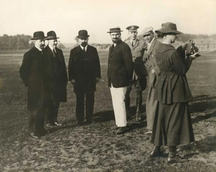 LR Prezidentas Antanas Smetona (pirmas iš kairės). Iš kairės 3 - Martynas Yčas. Dešinėje moteris su fotoaparatu – Hypatija Šliūpatė-Yčienė. 1919 m. LCVA