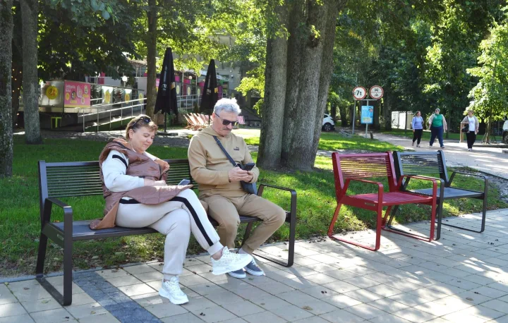 Palangoje – nauji suolai ir krėslai Basanavičiaus gatvėje (FOTO GALERIJA) – nuotrauka 2