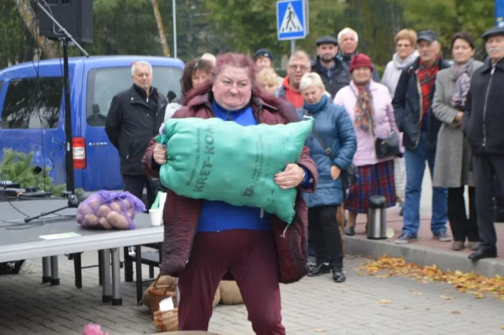 Turgaus šventėje bėgo su bulvių maišu, laikė kalakutą ir mėtė kiaušinius – nuotrauka 9