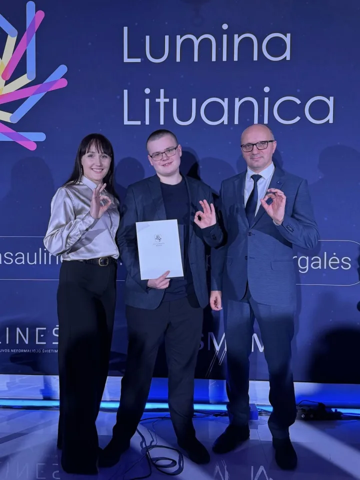 Palangos senosios gimnazijos direktorė Sandra Žutautienė, gimnazistas Tomas Jakubauskas, mokytojas Nerijus Vaišvila Tarptautinių olimpiadų prizininkų pagerbimo šventėje. Jūratės Vaišvilės nuotr.