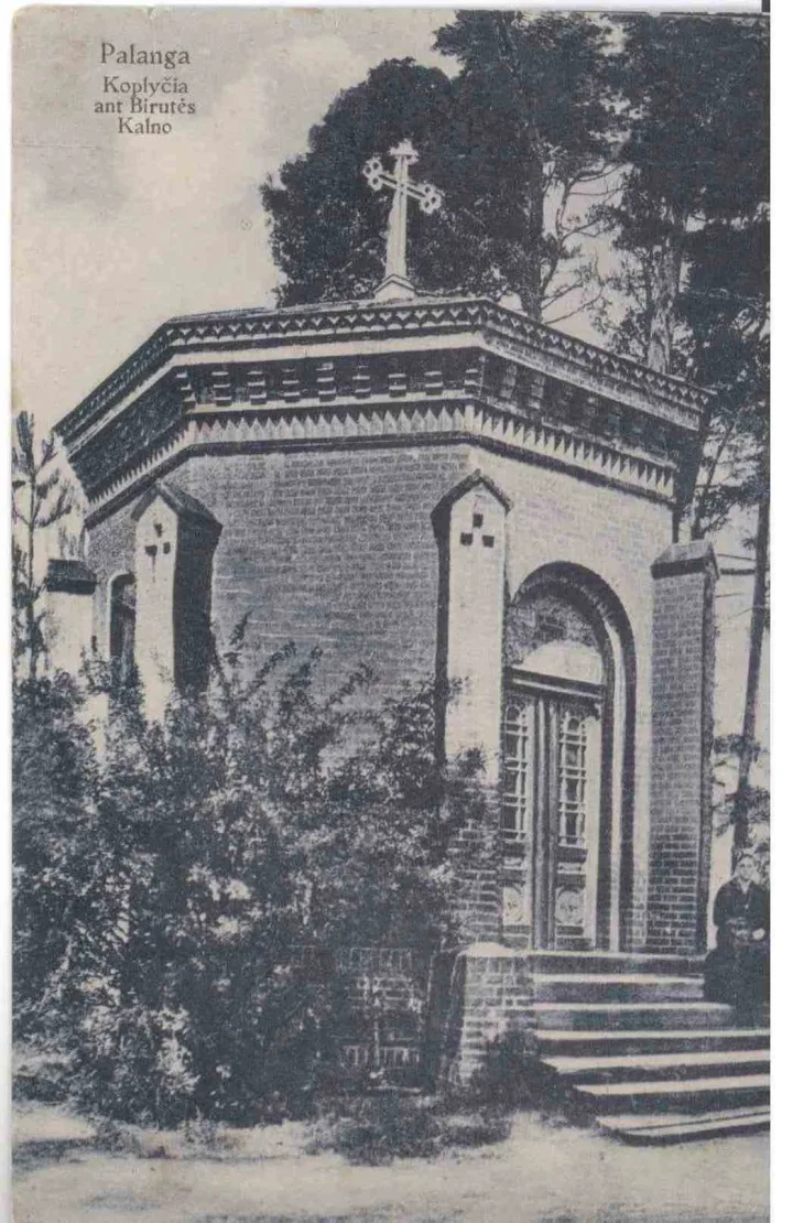 Virš Lurdo esančiame kalne 1869 m. pagal latvių architekto H. Meyerio projektą pastatyta aštuoniakampė neogotikinių formų koplyčia