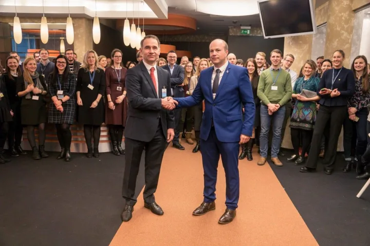 Tris šalies oro uostus vienijančiai bendrovei Lietuvos oro uostai nuo kovo 1 d. pradeda vadovauti Marius Gelžinis (dešinėje).(nuotr. aut. Milvydas Mažonas)