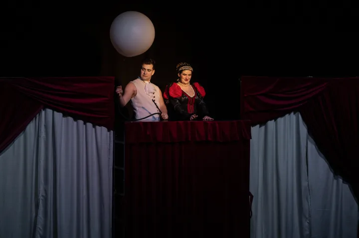 „Taško“ teatras Palangoje pristato netikėtą V. Šekspyro traktuotę – komediją „Romeo ir Džuljeta“: tikroji tragedija yra ne mirti dėl meilės, o jos visai nepatirti – nuotrauka 4