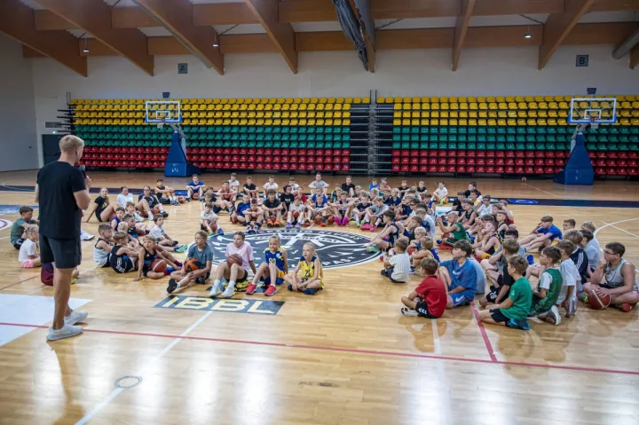 Palangoje atidaryta krepšinio stovykla, subūrusi daugiau nei 100 jaunųjų sportininkų