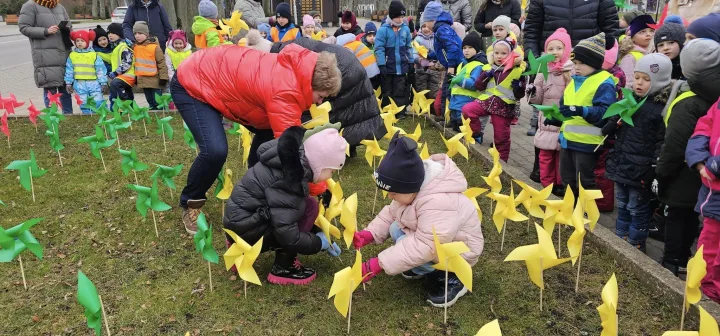 Palanga švenčia Kovo 11-ąją: pilietinėje akcijoje „Laisvės pieva“ pastatyta 1020 malūnėlių prie Kurhauzo (FOTO GALERIJA) – nuotrauka 7