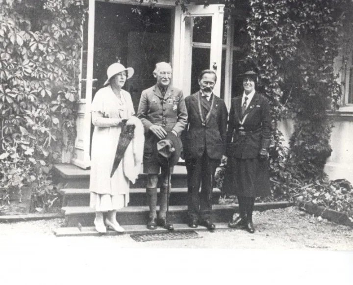 Prie „Baltosios“ vilos. Iš kairės: S. Smetonienė, R. Baden-Powell, prezidentas A. Smetona, O. Baden-Powell. Palanga, 1933 m. Palangos viešosios bibliotekos nuotraukų fondas.