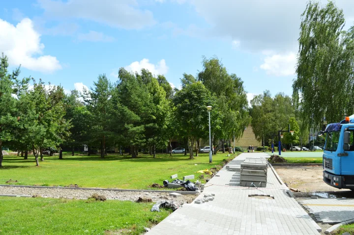 Tęsiami gyvenamosios aplinkos tvarkymo darbai – nuotrauka 1