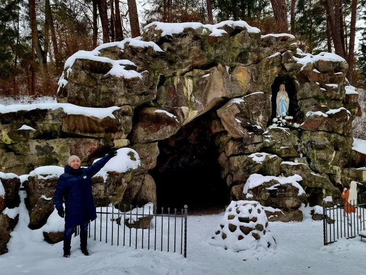 Kurorto naujakurys Artūras Bartkus Palangos Lurdo akmenyse išvystus personažus sudėjo į fotografijų leidinuką – nuotrauka 1