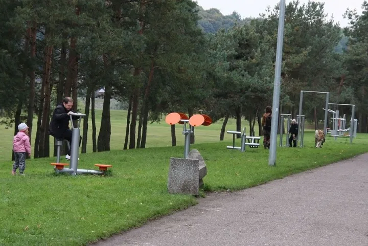 Sporto mėgėjams – praturtintas sveikatingumo takas „Labrytys“ – nuotrauka 1