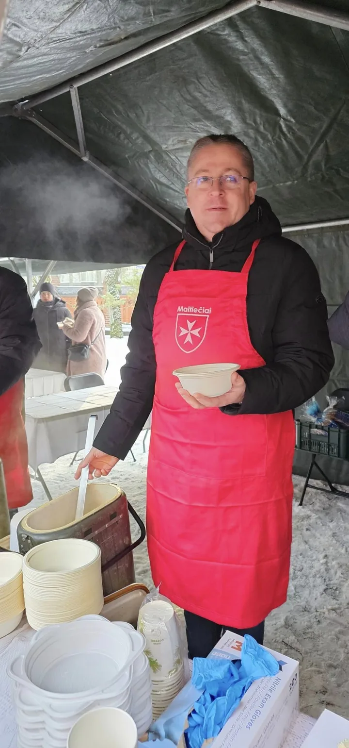 Po Šv. Mišių meras Šarūnas Vaitkus su kitais maltiečiais pilstė sriubą – nuotrauka 1