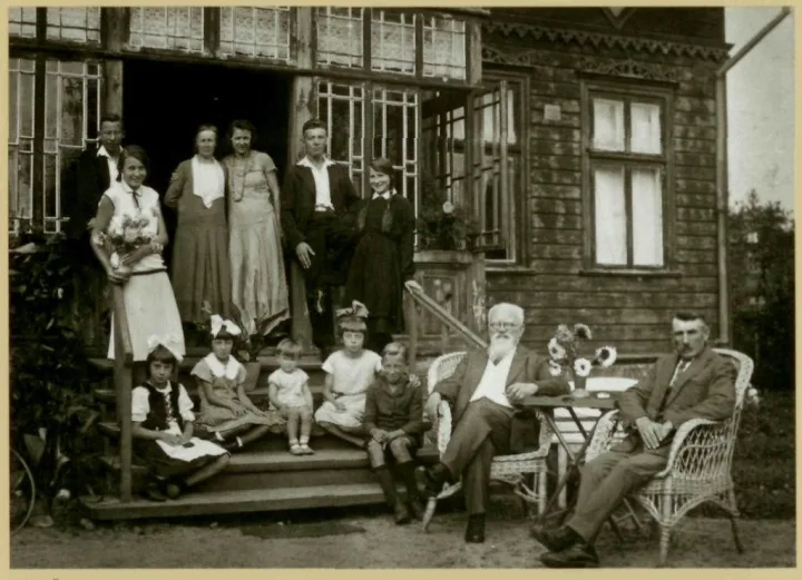 Jonas Šliūpas su šeima ir giminėmis Ragauskais. Palanga, 1933 m. / Lietuvos nacionalinis muziejus.