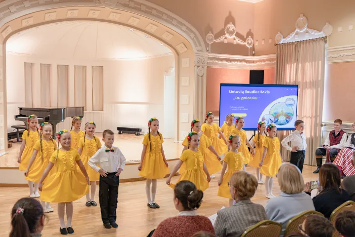 X Respublikinis lietuviškų dainų ir šokių festivalis–konkursas „Gimtinė": tradicijų šventė, suvienijusi 320 vaikų bendrystei – nuotrauka 4