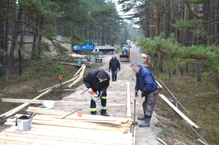 Palangos paplūdimiuose prasidėjo pasirengimo vasarai darbai – atnaujinami mediniai takai – nuotrauka 1