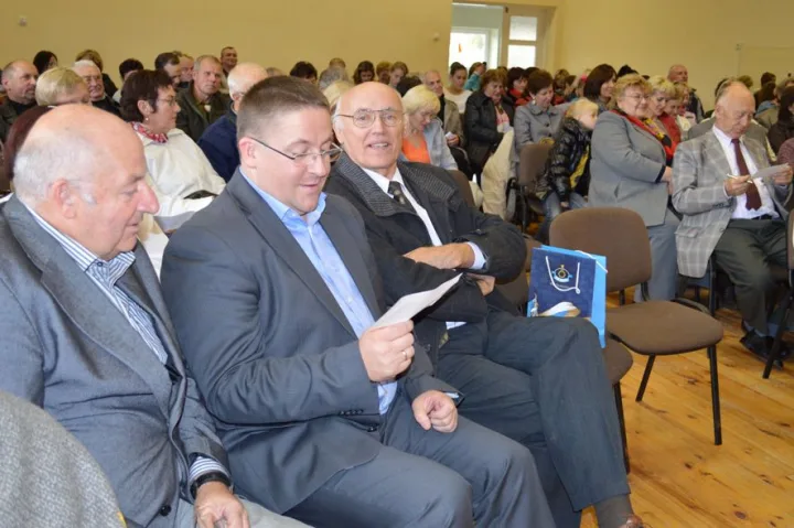 Latviškos žvejų dainos priedainį dainavo visa salė.