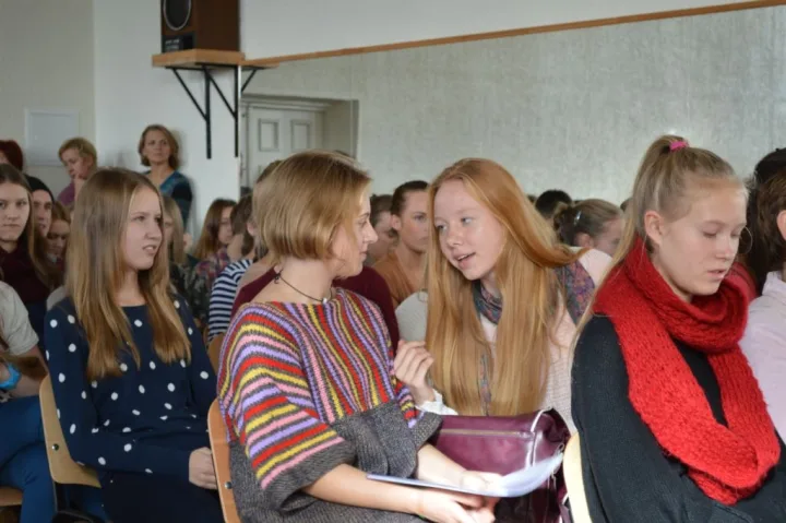 Palangiškės gimnazistės J. Stonkutė ir A. Sinušaitė (centre) su skuodiške J. Alsyte pasidalijo trečiąja vieta.