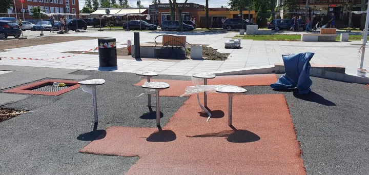 Palangos meras Šarūnas Vaitkus suskubo pirmas išbandyti naujos Šventosios centrinės aikštės malonumus vaikams (FOTO GALERIJA) – nuotrauka 4