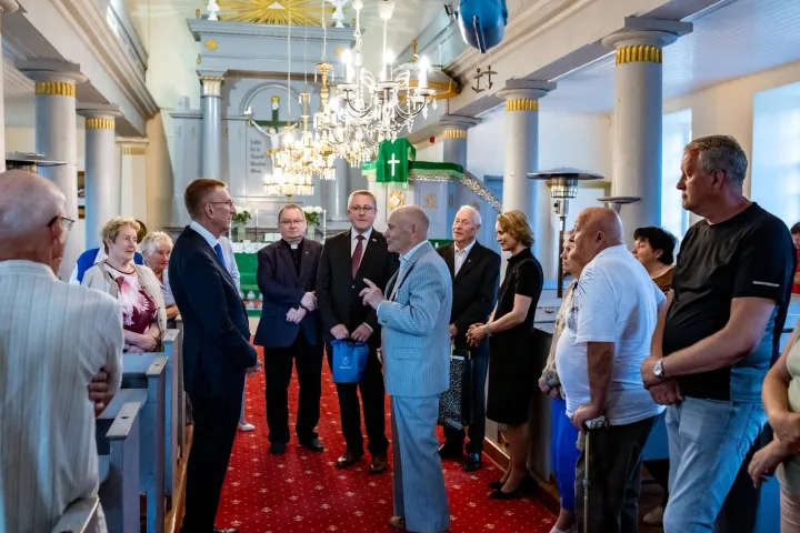 Latvijos Prezidentas Edgaras Rinkevičius viešėjo Būtingėje – Palangos meras jam padovanojo stiklinio katino su gintarais pilvelyje statulėlę (FOTO GALERIJA) – nuotrauka 1