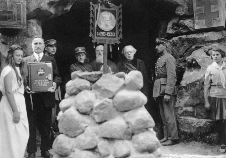 Vytauto Didžiojo paveikslo sargyboje Palangoje 1930 m. Antras iš kairės viršaitis Paulauskas, šalia paveikslo – generolas Ramanauskas, J. Šliūpas, kunigas kanauninkas K. Prapuolenis.