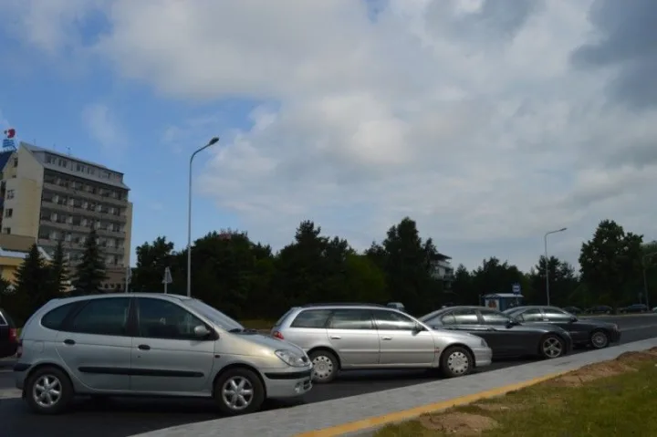 Ties Palangos reabilitacijos ligonine gatvė paplatinta – čia įrengtos vietos statyti automobiliams.