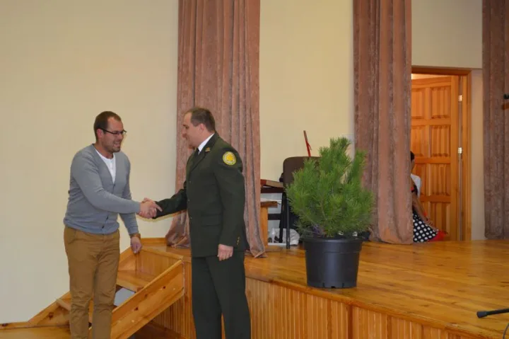 Vasarą susibūrusios Šventosios bendruomenės pirmininkui V. Skudikiui – žalia girininko E. Japerto dovana.
