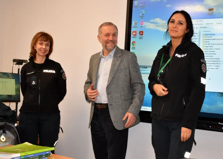 Direktorius Leonas Šidlauskas pristatė Palangos policijos pareigūnes, leidusias „moksleiviams“ pasimatuoti policininko profesiją.