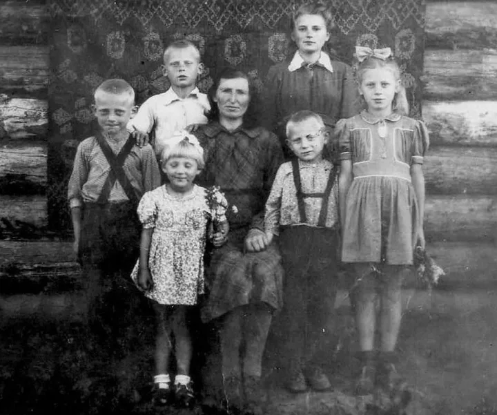 Goriačije Kliuči, 1949 m. Centre – 1909 m. gim. Magdalena Neverauskienė su vaikais (iš kairės) Petru (1940 m.gim.), Bronislava (1933 m. gim.) , Henriku (1944 m. gim.), Bernadeta (1946 m. gim.), Alfonsu (1945 m. gim.) ir Magdalena (1942 m. gim.)