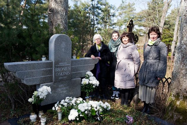 Kultūros dieną pagerbtas aviakonstruktorius B. Oškinis, prie kapo – jo dukros ir anūkės.