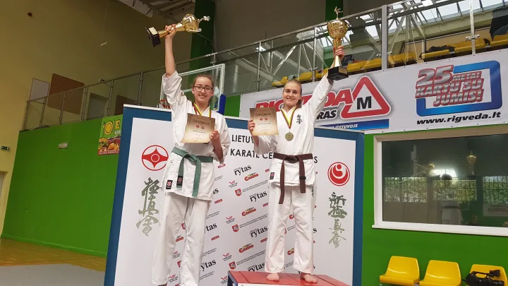 Jūratė Milašiūtė kairėje.