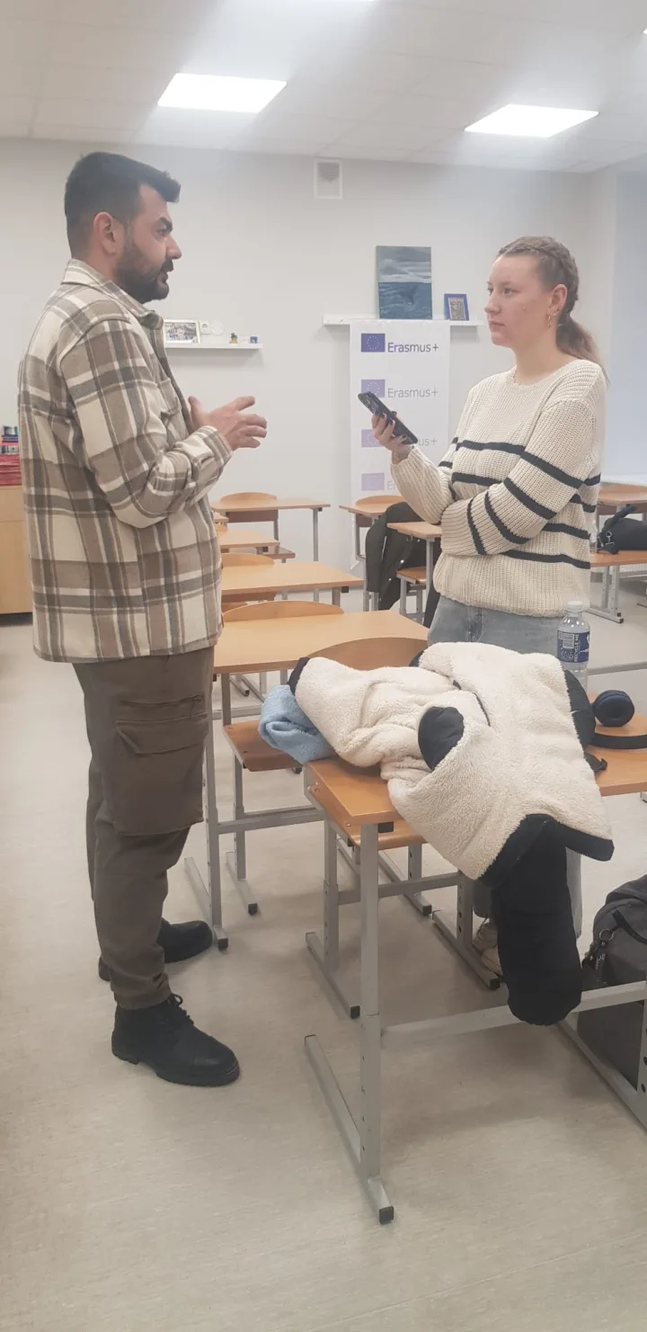 Auksė Skurdauskaitė fiksuoja anglų kalbos mokytojo Sedat Dogruoz įspūdžius. Audros Kaklienės nuotr.