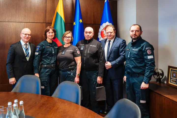 Padėkos įteikimo policijos darbuotojams akimirka