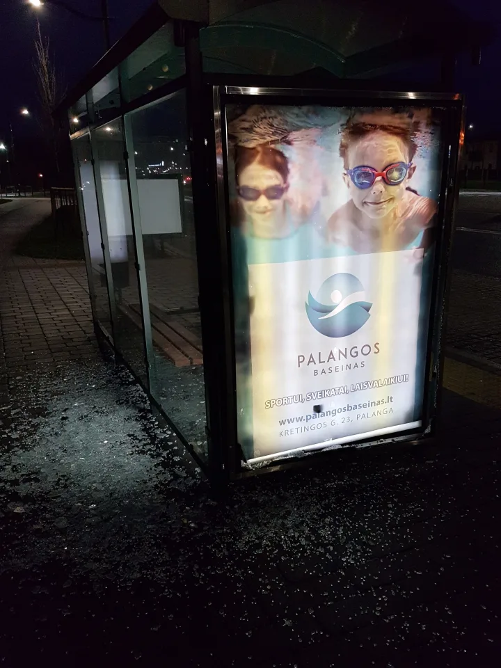 Nusiaubė reklaminį stendą – nuotrauka 1