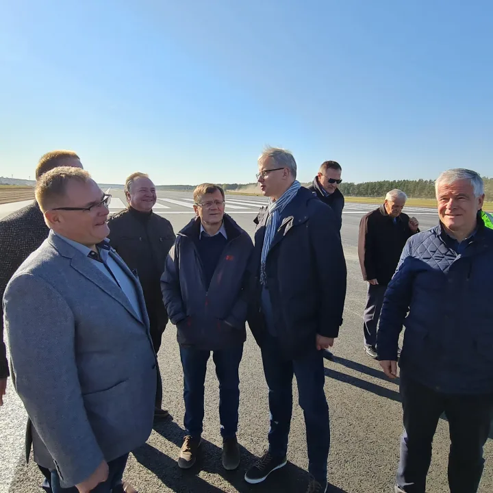 Pulkas Seimo narių žvalgėsi Šventosios jūrų uoste, patrepsėjo ant Palangos oro uosto tūpimo-kilimo tako, bet didžiausia intriga vėliau – dar kurorte neregėtos krepšinio rungtynės (FOTO GALERIJA) – nuotrauka 1