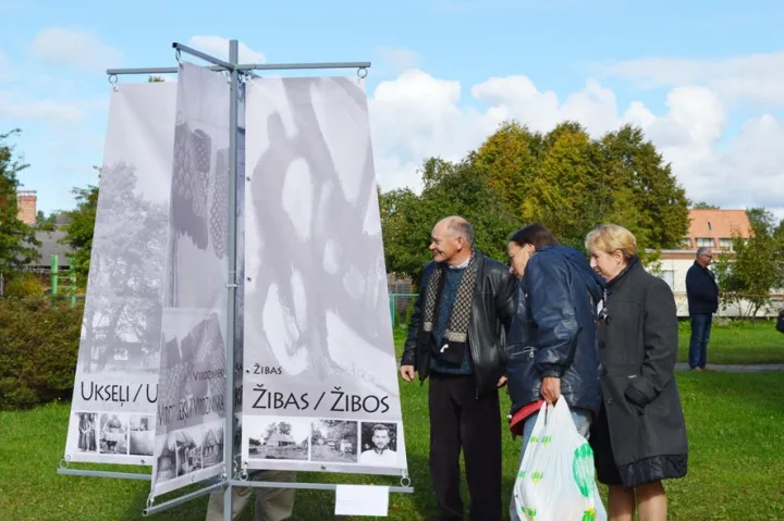 A. Bukauskienės parengtoje kompozicijoje apie senąsias šventojiškių gimines, savo artimuosius išvydo ir lietuviai, ir latviai.