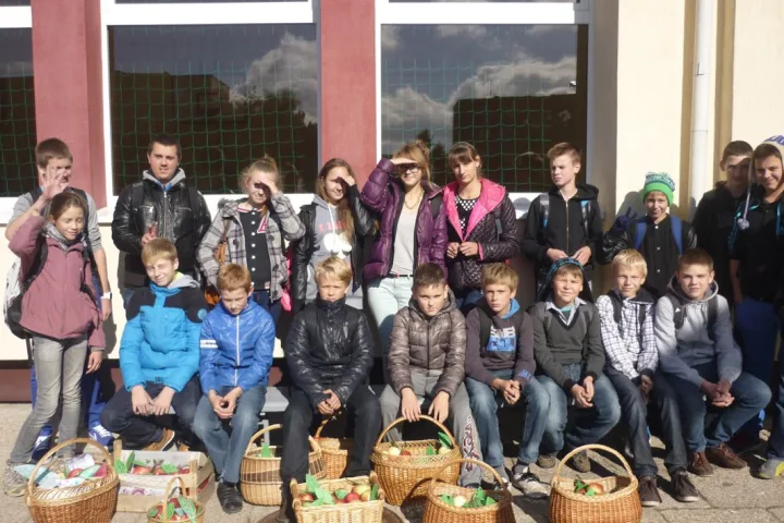 Baltijos” pagrindinės mokyklos mokiniai pririnko krepšius obuolių, prie kurių pritvirtino stilizuotus rudens lapelius su pačiais nuoširdžiausiais palinkėjimais senjorams.