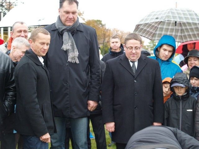 N. Jaruševičius, A. Sabonis ir Š. Vaitkus stebi kaip įmūrijama statybos darbų pradžią ženklinanti kapsulė.