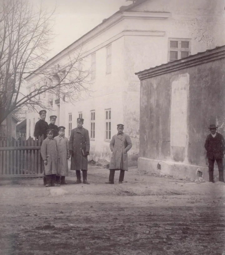 Moksleiviai prie Palangos progimnazijos pastato. Apie 1905–1907 m. Nuotr. P. Mongirdaitės. H. Grinevičiaus kolekcija.