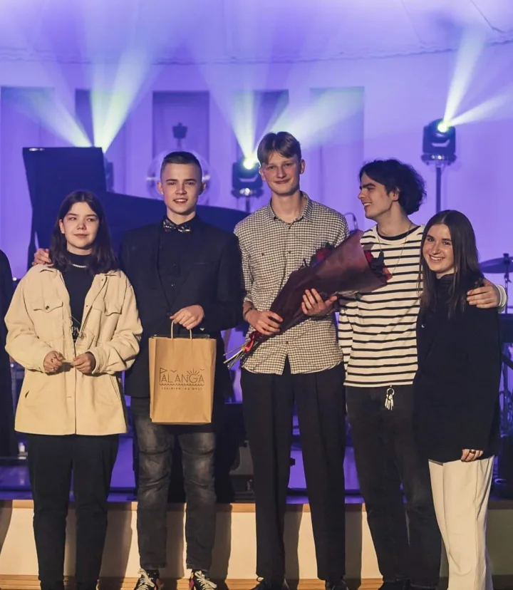Metų atlikėjas – grupė „Kabinetas 303“.