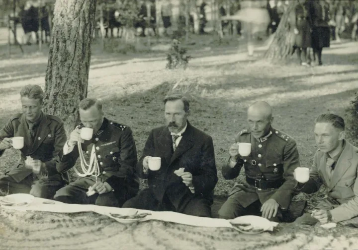 1929 m. skautų stovykla. Arbatą geria prezidentas A. Smetona.