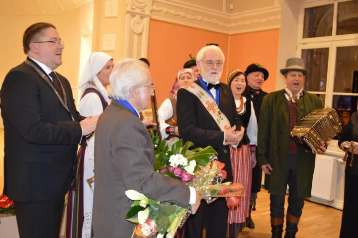 „Ilgiausių metų“ skamba Palangos miesto garbės piliečiams J. Brindzai ir L. T. Larsenui.