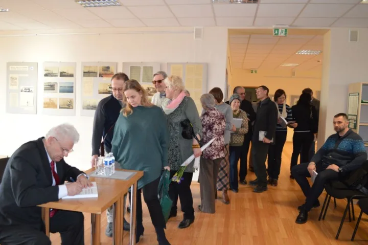 Prie autoriaus – visa eilė pageidaujančiųjų autografo.