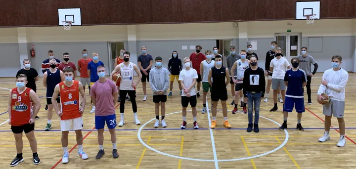 Specialiai "Palangos tiltui": Gimnazistų „Naktinio krepšinio” turnyras vyko nuo 22 val. iki 4 val. ryto (FOTO GALERIJA) – nuotrauka 1