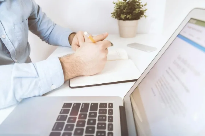 Kiek kainuoja klaida? Specializuotos kalbinės paslaugos kaip investicija į saugumą ir patikimumą
