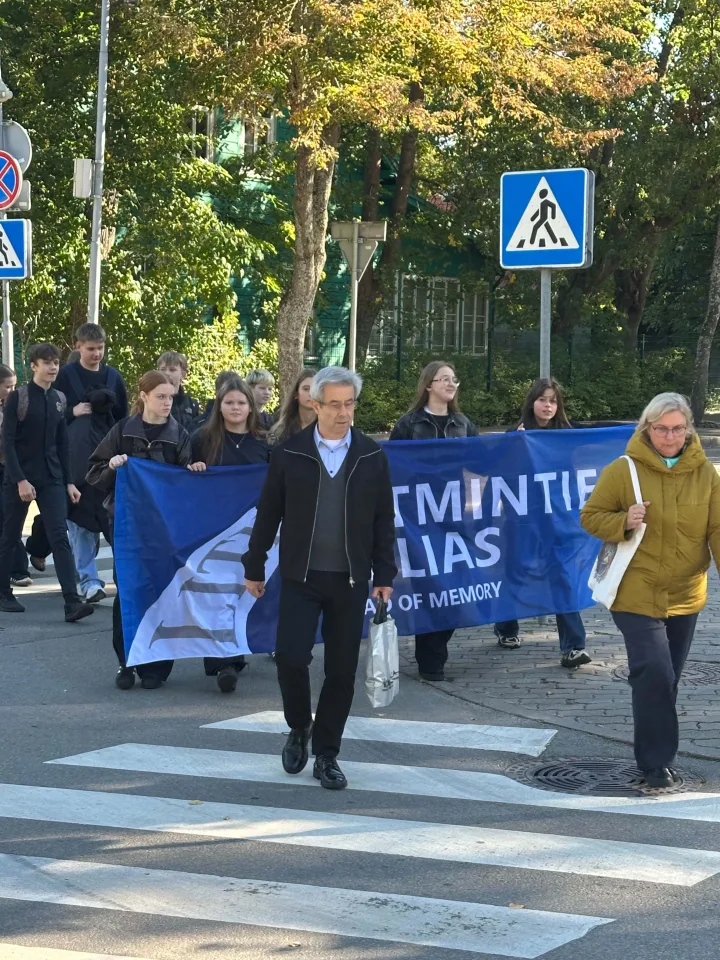Palangoje paminėta Lietuvos žydų genocido atminimo diena: daugiau nei 150  mokinių žengė „Atminties keliu“ – nuotrauka 1