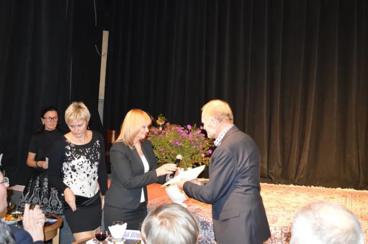 G. Krasauskienė teikia padėką A. Karačionkai.