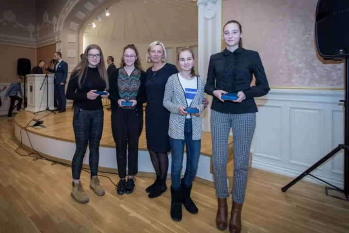 Perspektyviausios Sporto centro krepšininkės su trenere:AnželikaDekontaitė, Karolina Narvilaitė, Judita Baranauskaitė, Karolina Razmaitė – trenerė Daiva Mažionienė.