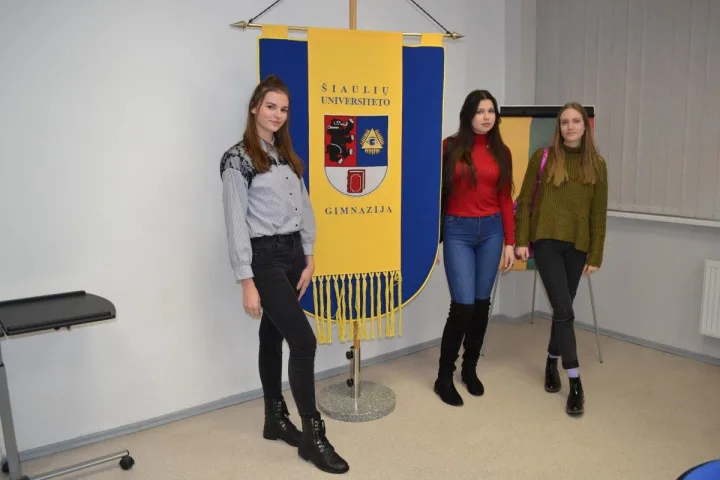Rašinių konkurso ir Apvaliojo stalo diskusijos ,,Ar gera būti lietuviu?“ dalyvės Urtė Arlauskaitė, Aušrinė Plonytė, Giedrė Šarkaitė.