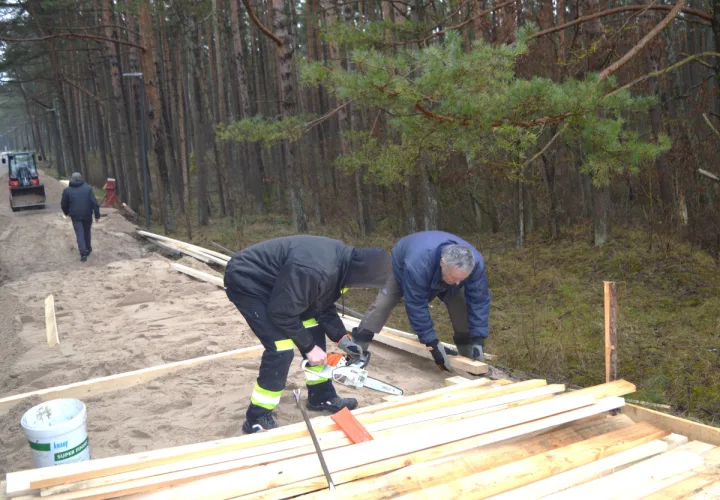 Palangos paplūdimiuose prasidėjo pasirengimo vasarai darbai – atnaujinami mediniai takai