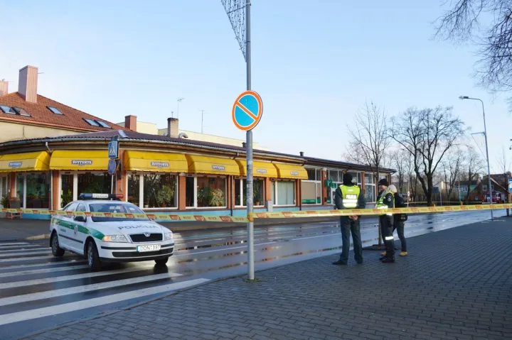 Prie galimai užminuotų objektų budėjo policijos pareigūnai bei ugniagesiai gelbėtojai.
